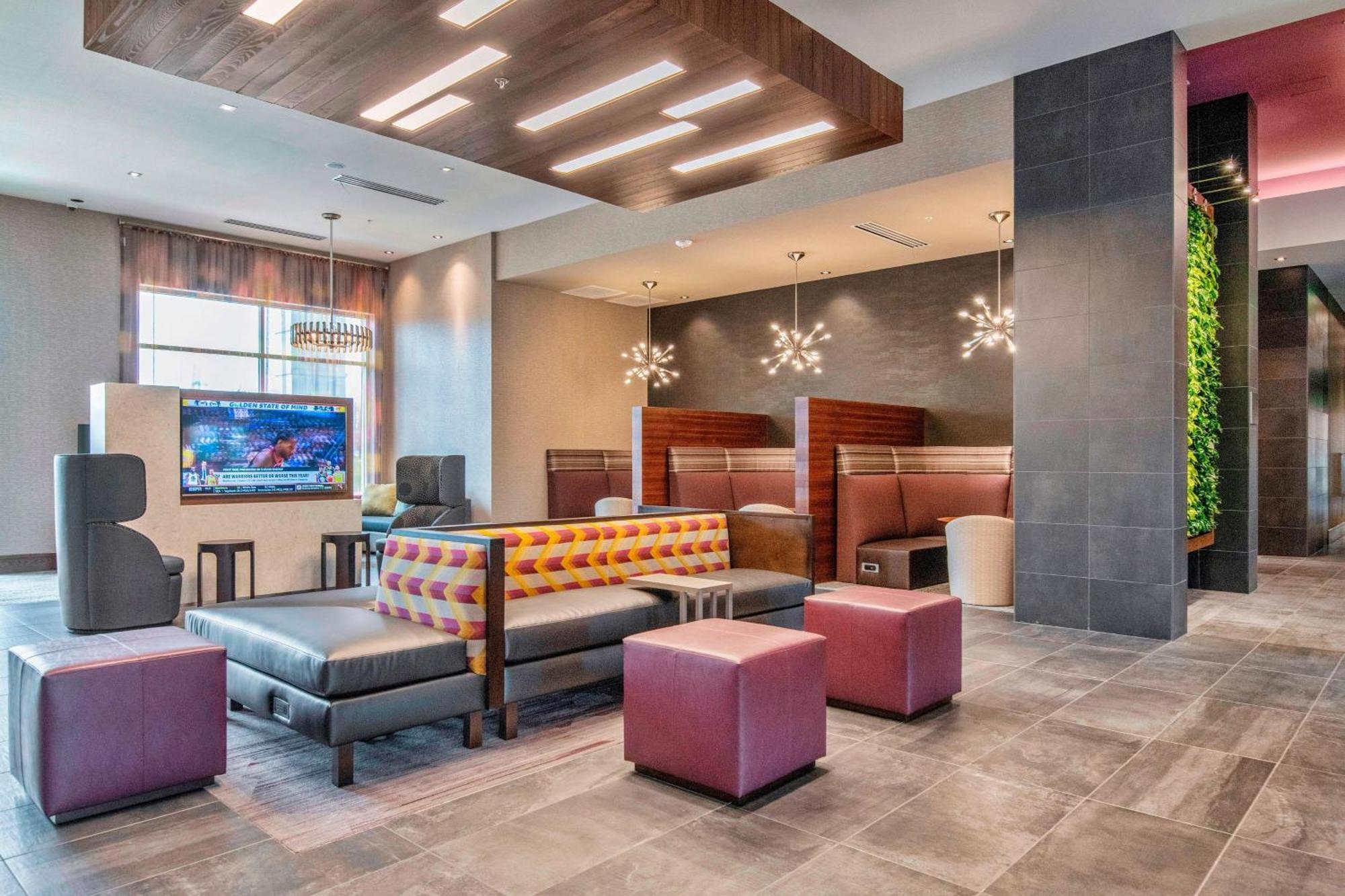 Отель Courtyard By Marriott Raleigh Cary/Parkside Town Commons Экстерьер фото