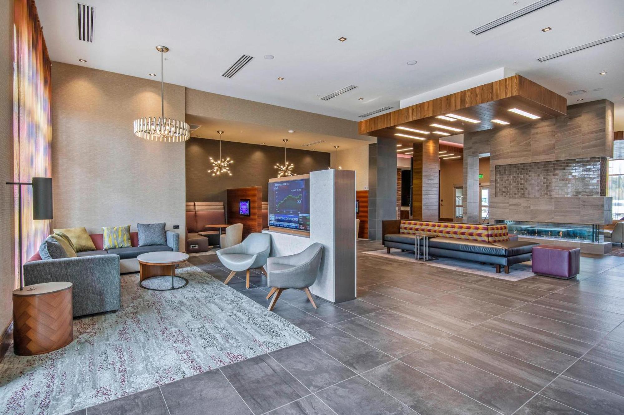 Отель Courtyard By Marriott Raleigh Cary/Parkside Town Commons Экстерьер фото
