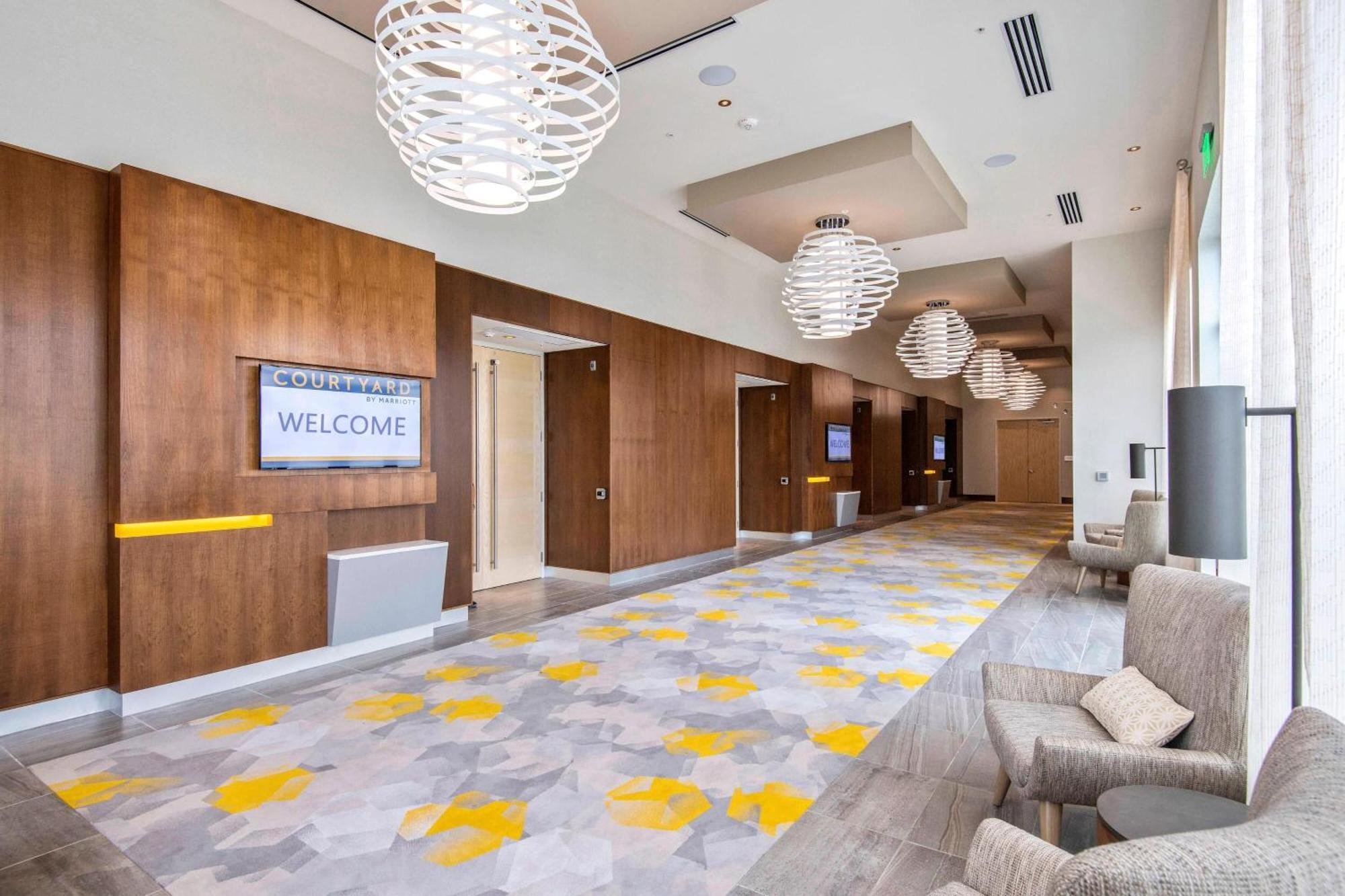 Отель Courtyard By Marriott Raleigh Cary/Parkside Town Commons Экстерьер фото
