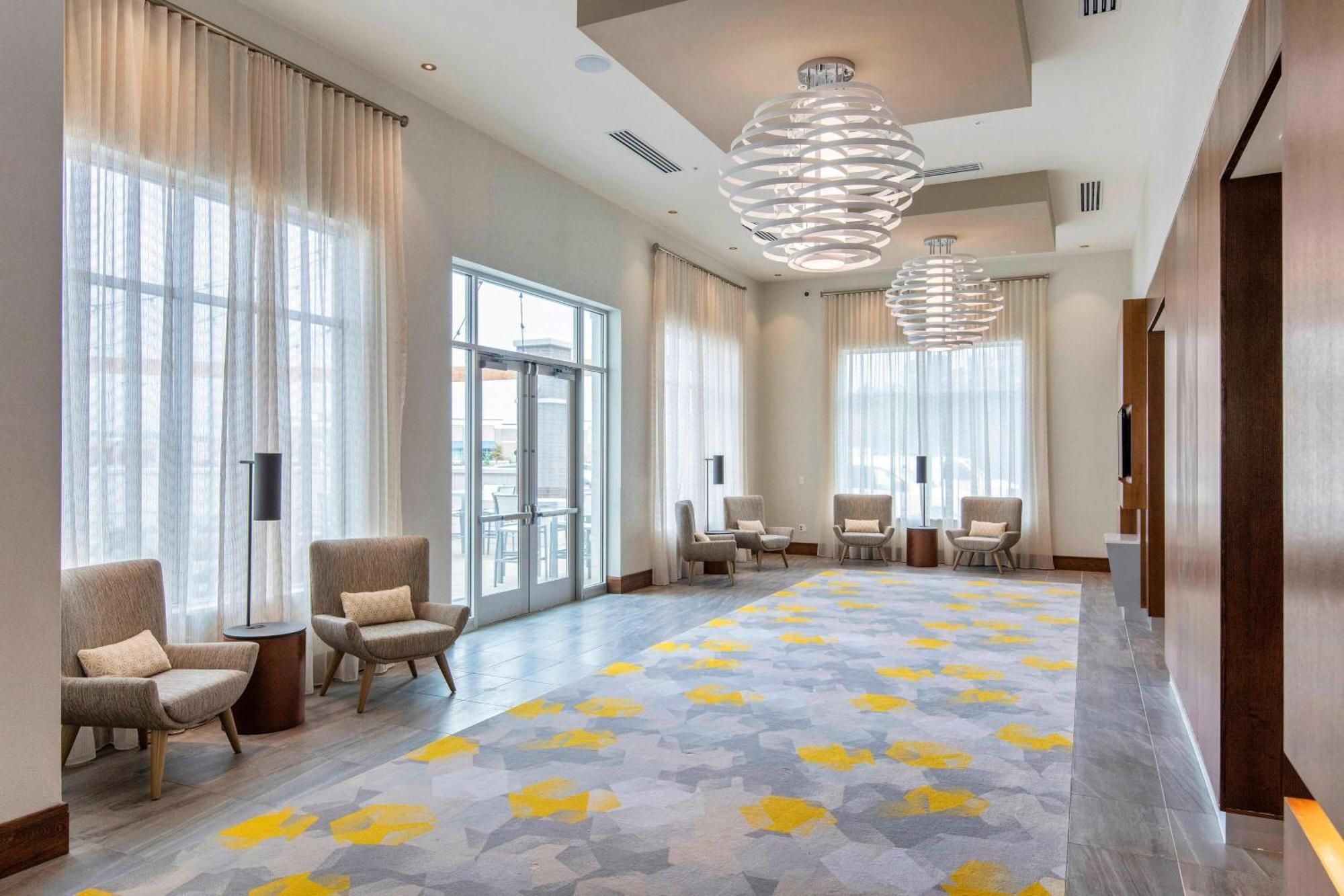 Отель Courtyard By Marriott Raleigh Cary/Parkside Town Commons Экстерьер фото