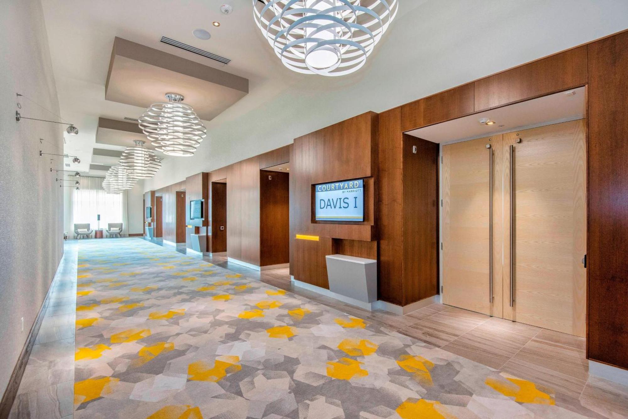 Отель Courtyard By Marriott Raleigh Cary/Parkside Town Commons Экстерьер фото