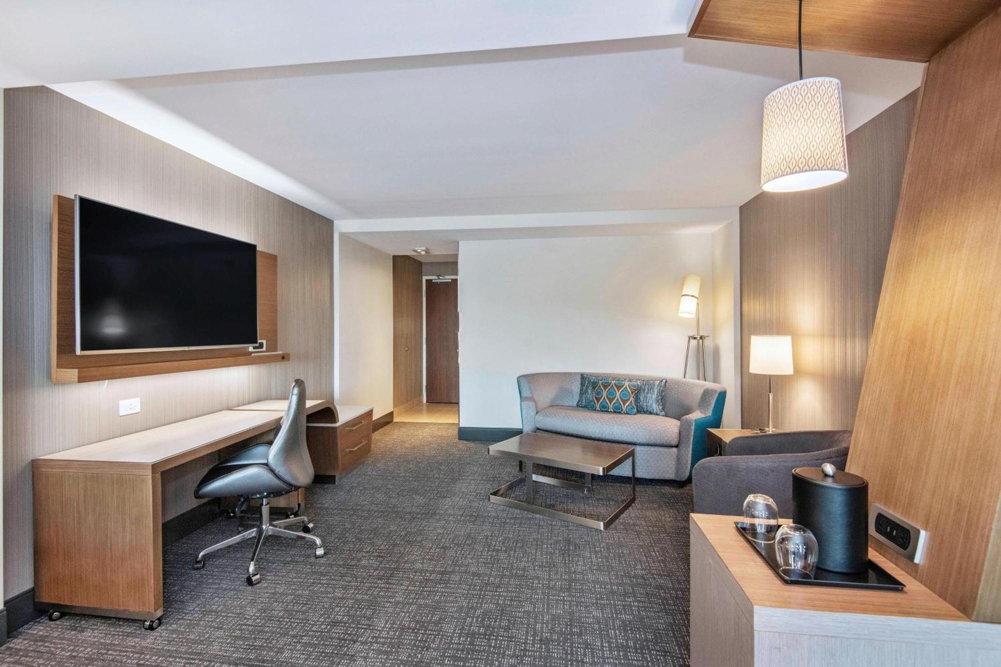 Отель Courtyard By Marriott Raleigh Cary/Parkside Town Commons Экстерьер фото