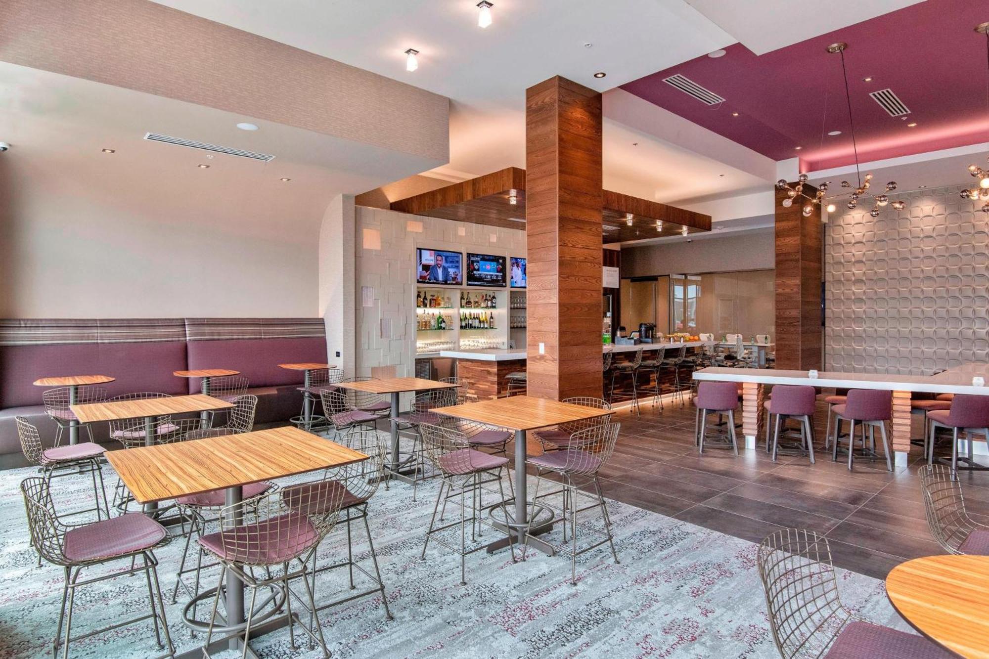 Отель Courtyard By Marriott Raleigh Cary/Parkside Town Commons Экстерьер фото