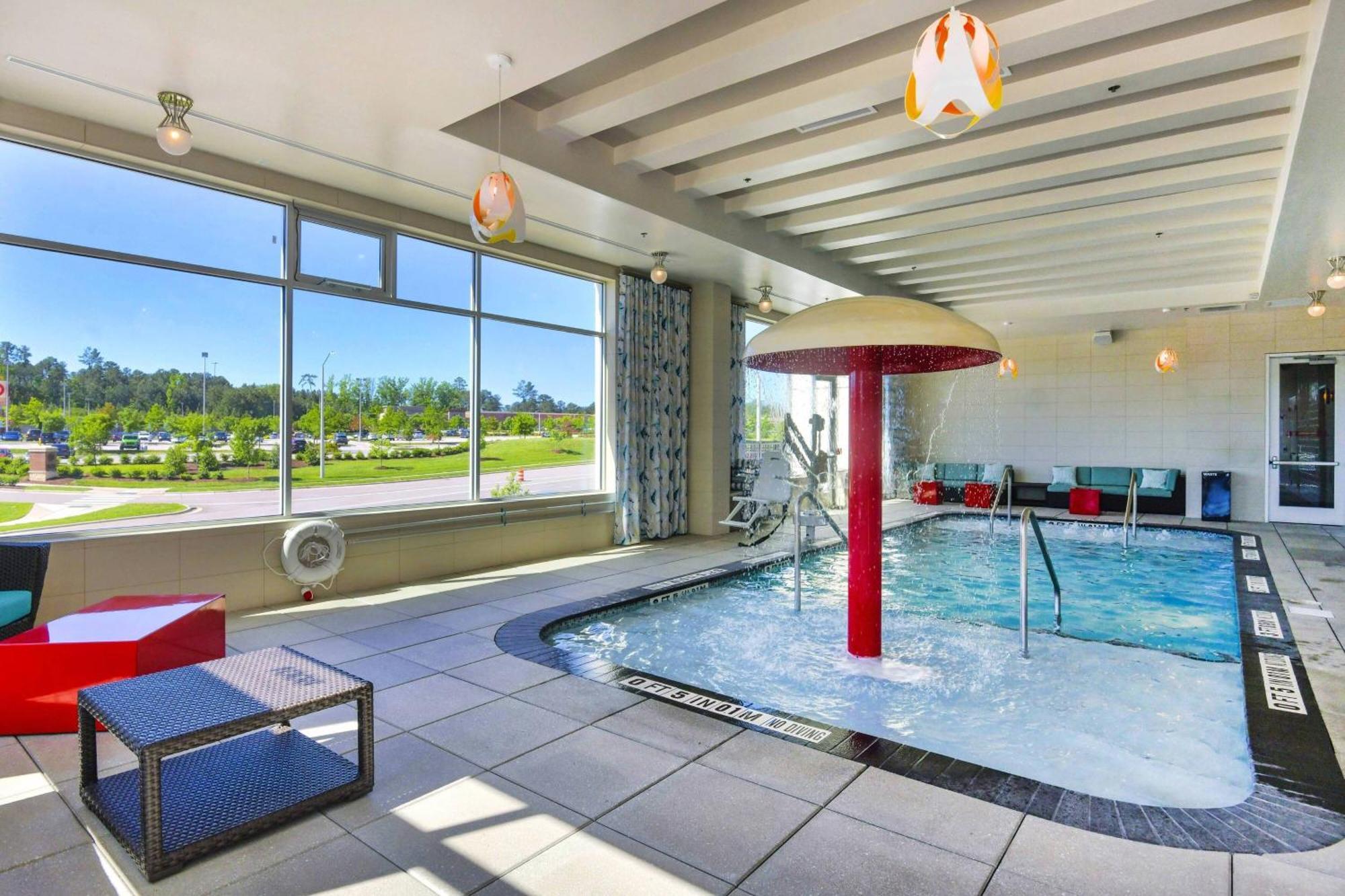 Отель Courtyard By Marriott Raleigh Cary/Parkside Town Commons Экстерьер фото