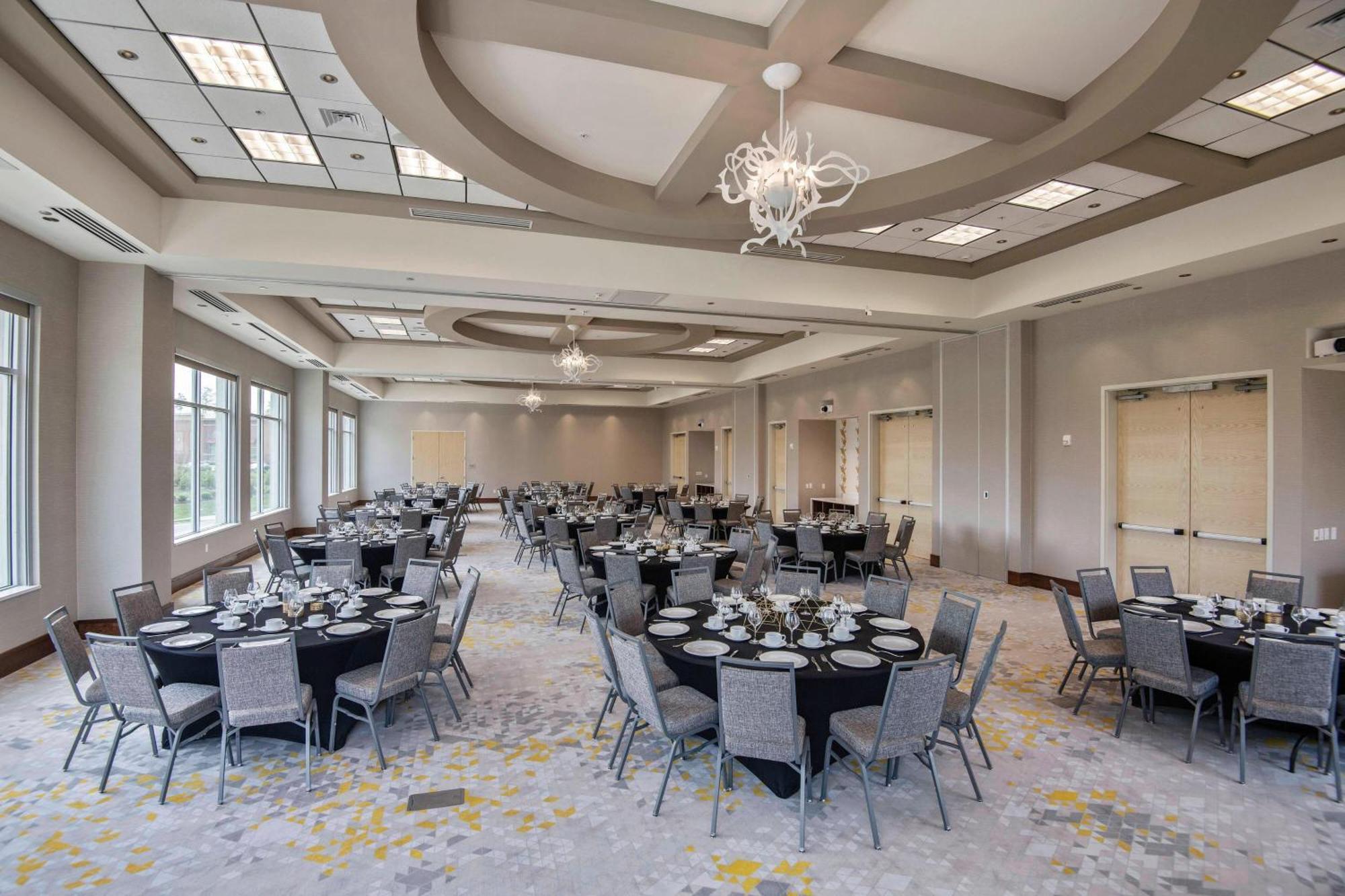 Отель Courtyard By Marriott Raleigh Cary/Parkside Town Commons Экстерьер фото