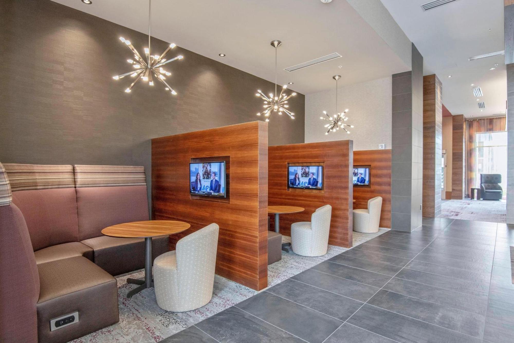 Отель Courtyard By Marriott Raleigh Cary/Parkside Town Commons Экстерьер фото