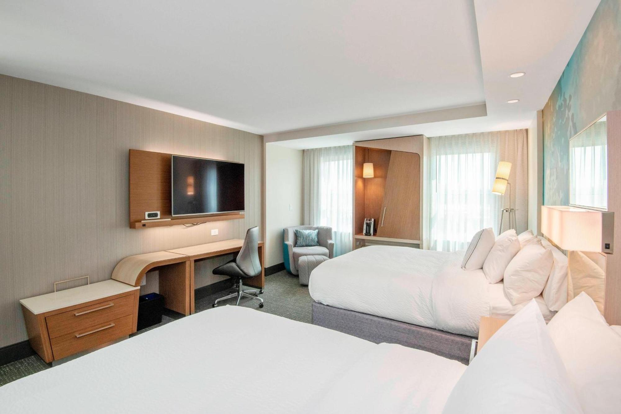 Отель Courtyard By Marriott Raleigh Cary/Parkside Town Commons Экстерьер фото