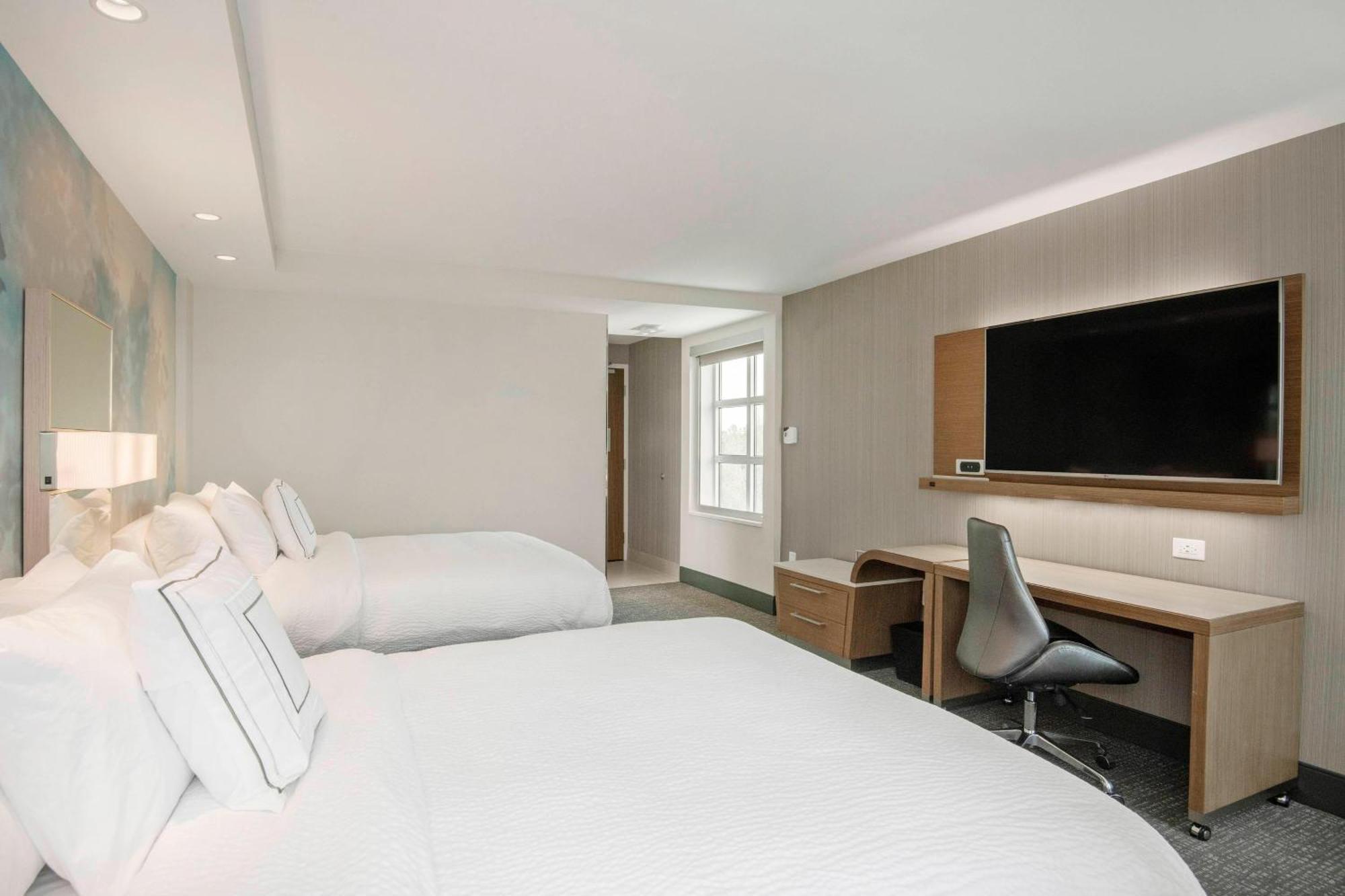 Отель Courtyard By Marriott Raleigh Cary/Parkside Town Commons Экстерьер фото