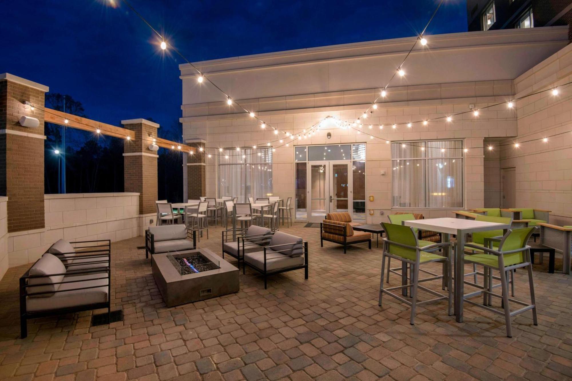 Отель Courtyard By Marriott Raleigh Cary/Parkside Town Commons Экстерьер фото