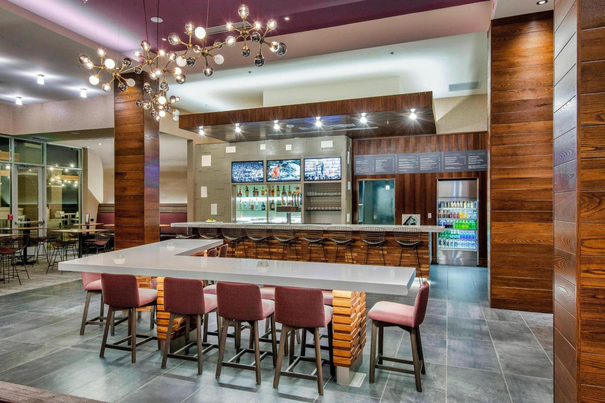 Отель Courtyard By Marriott Raleigh Cary/Parkside Town Commons Экстерьер фото