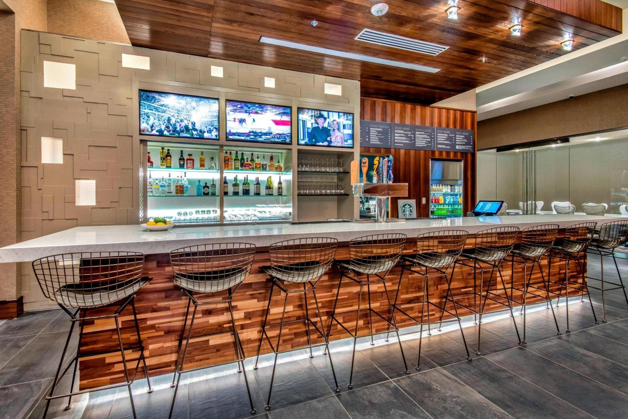 Отель Courtyard By Marriott Raleigh Cary/Parkside Town Commons Экстерьер фото