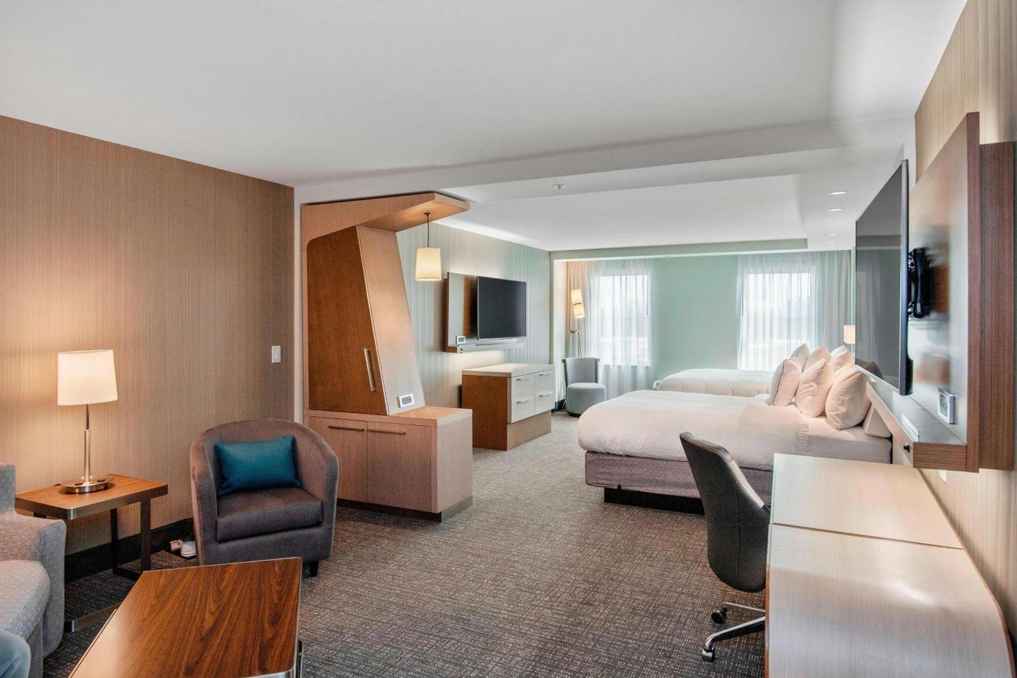 Отель Courtyard By Marriott Raleigh Cary/Parkside Town Commons Экстерьер фото