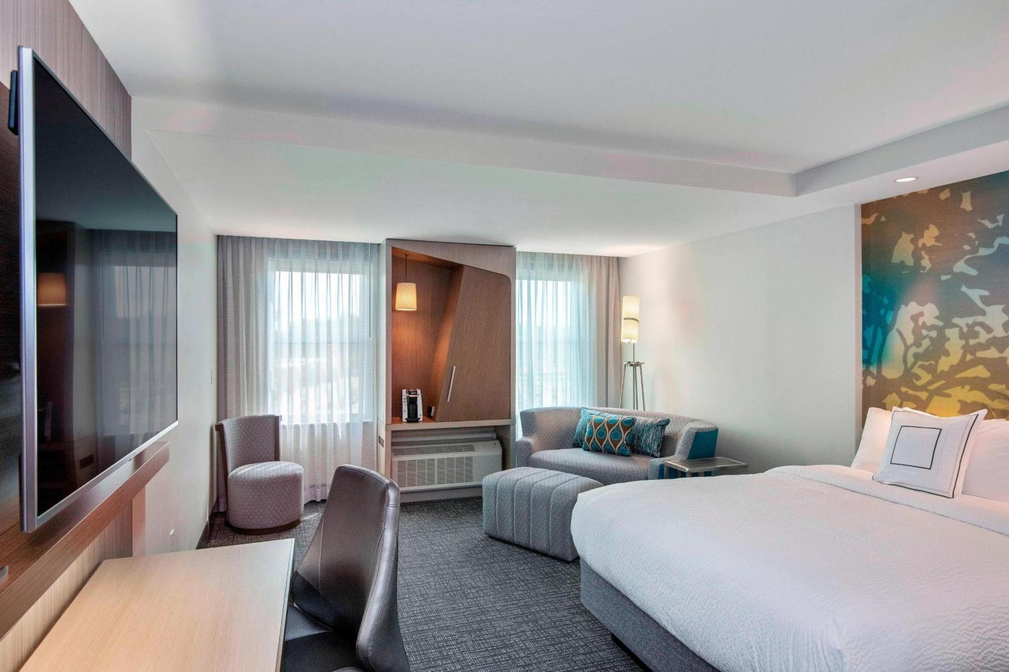 Отель Courtyard By Marriott Raleigh Cary/Parkside Town Commons Экстерьер фото