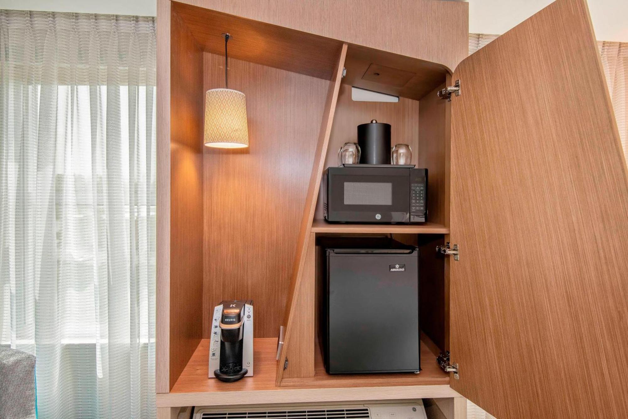 Отель Courtyard By Marriott Raleigh Cary/Parkside Town Commons Экстерьер фото