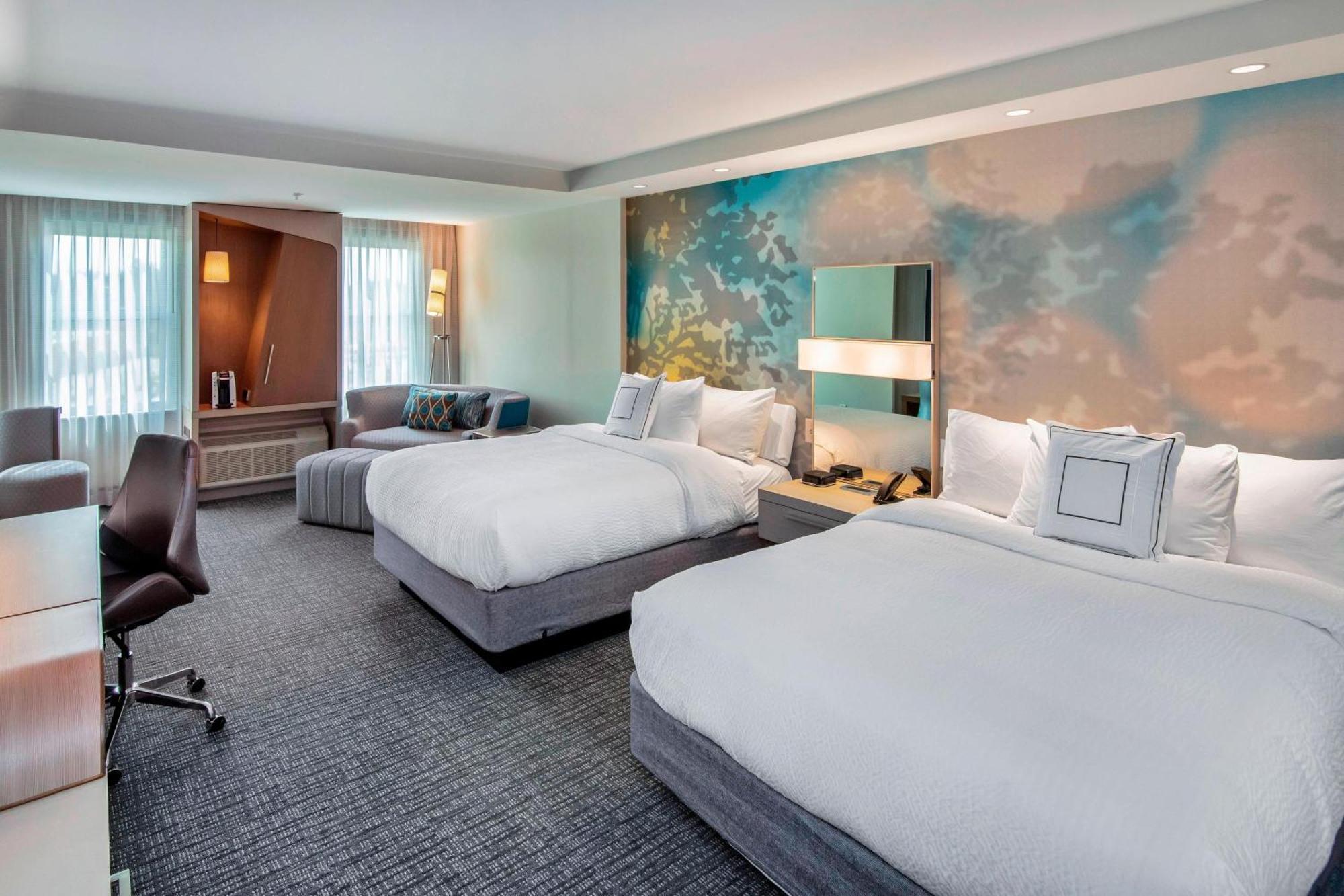 Отель Courtyard By Marriott Raleigh Cary/Parkside Town Commons Экстерьер фото